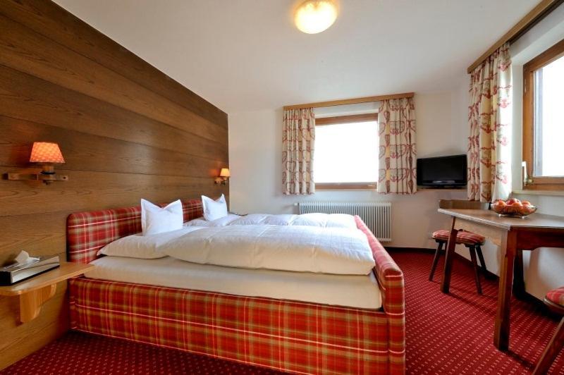 Haus Kueng Bed and Breakfast Zürs Εξωτερικό φωτογραφία